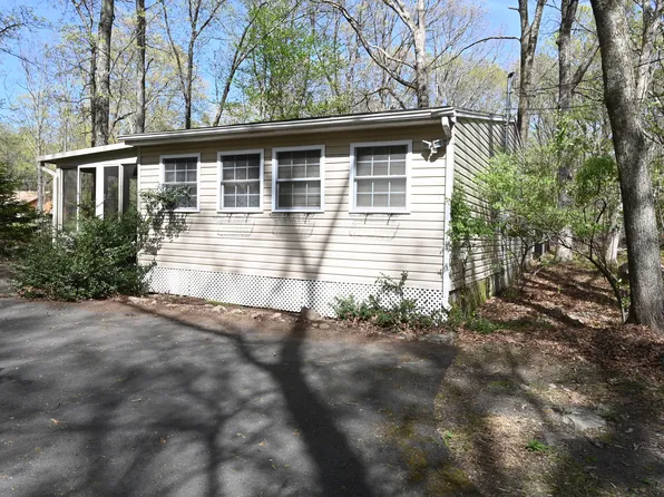 3233 Pocono Dr, East Stroudsburg, PA 18302