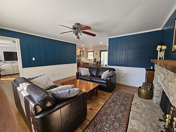 3rd image of 1242 Victoria Ln