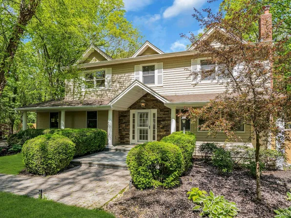 7 McCulloch Drive, Dix Hills, NY 11746