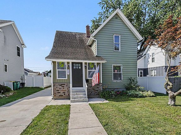 3rd image of 227 E 9th St