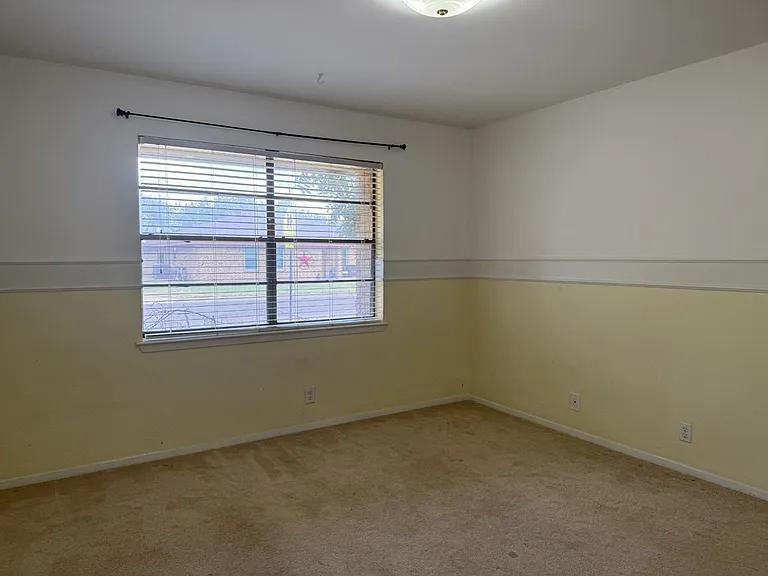 4211 Russell Dr — Photo 23