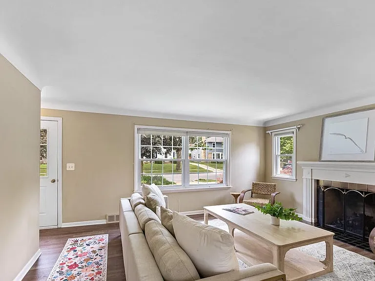 303 Wallinwood Ave NE — Photo 3
