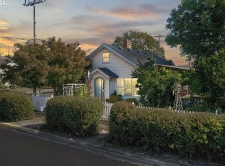 986 Elm St, Junction City, OR