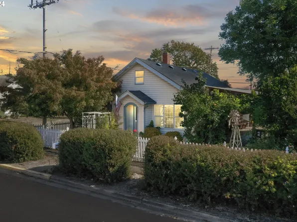 986 Elm St, Junction City, OR 97448