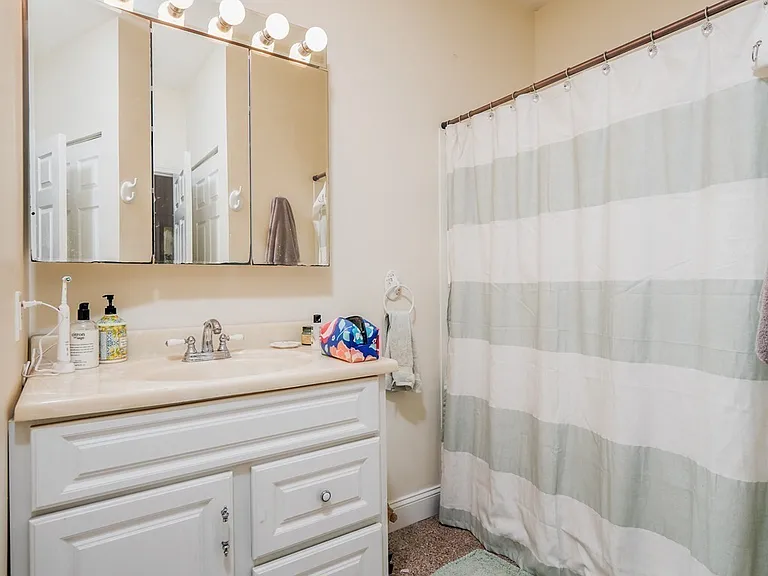 546 E 8th St #1 — Photo 13