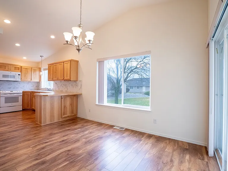 1502 N Madson Ln — Photo 3