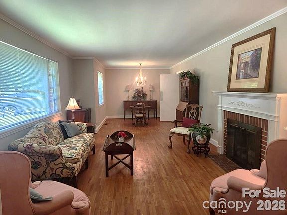 4th image of 2333 Lynwood Dr
