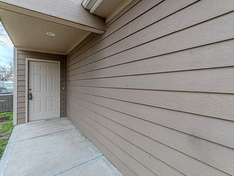825 Whitetail Ct — Photo 2