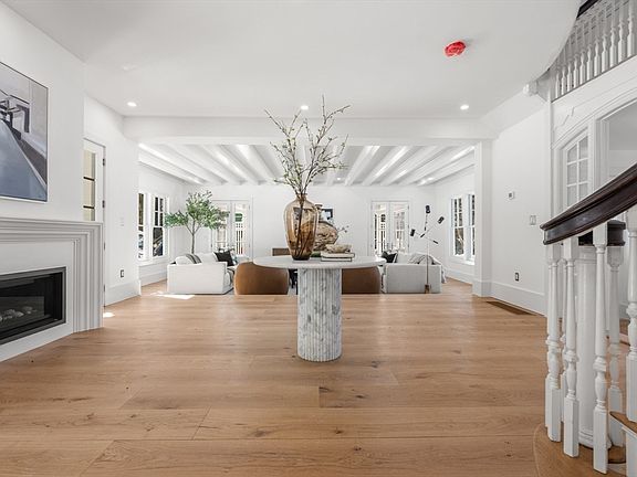 2nd image of 2 Effie Pl