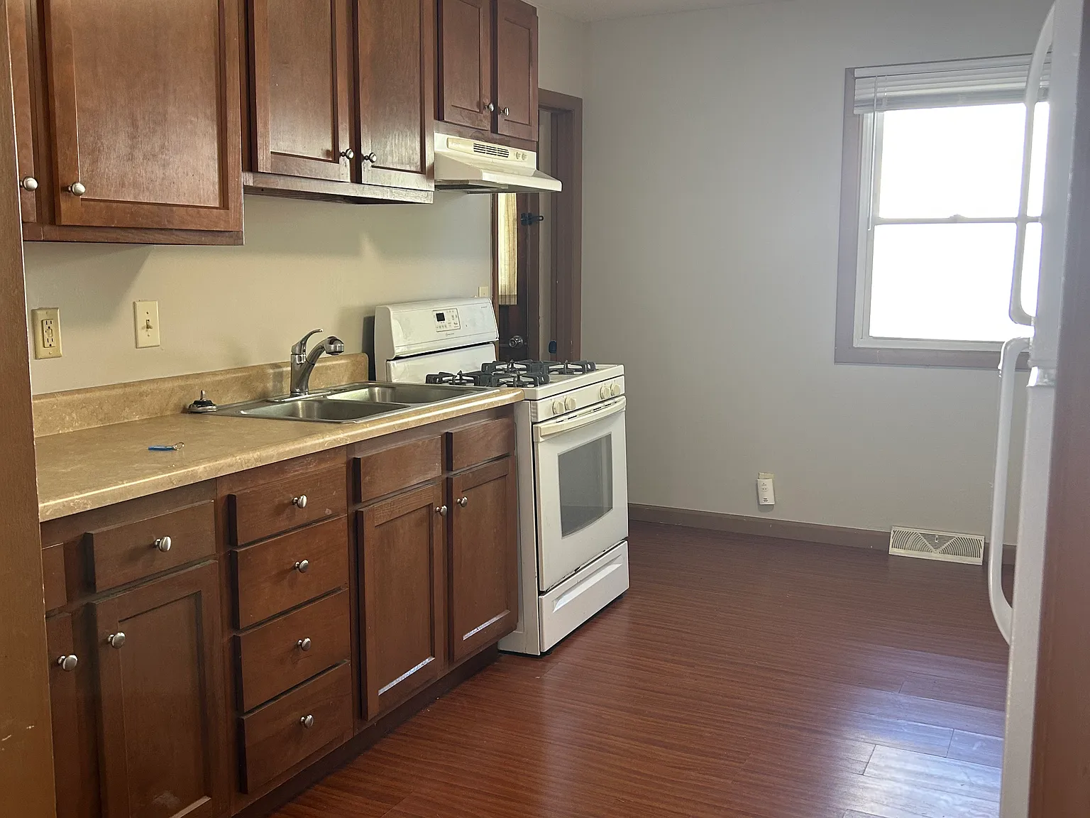 2 bed, 900 sqft, $1,045 — Photo 3
