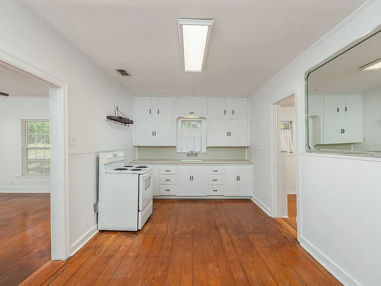 408 Bryan St — Photo 9