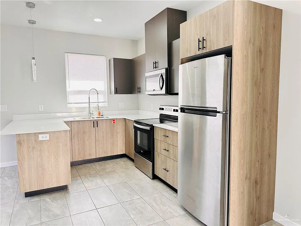 3 bed, 2.0 bath, 1040 sqft, $1,250 — Photo 3