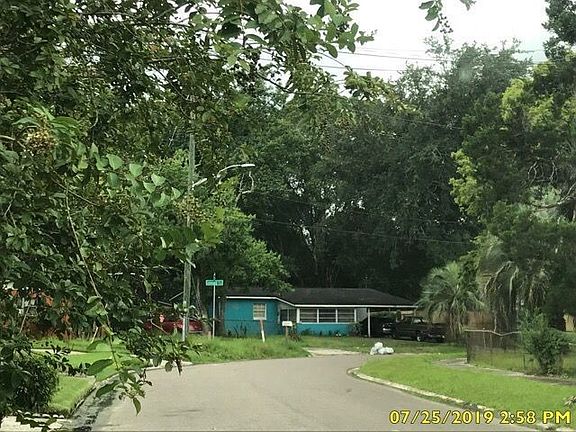 4th image of 3903 E Leonard Cir