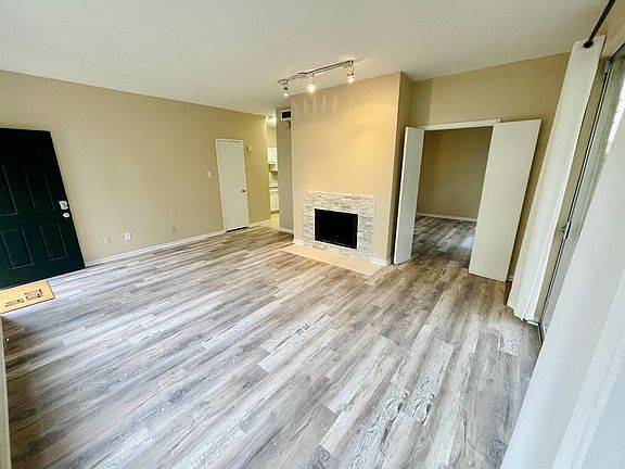 Livingroom, connecting into bedroom