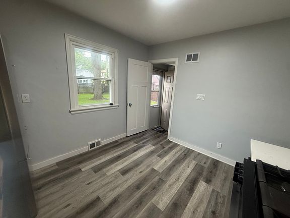 5th image of 4949 N Berkeley Blvd