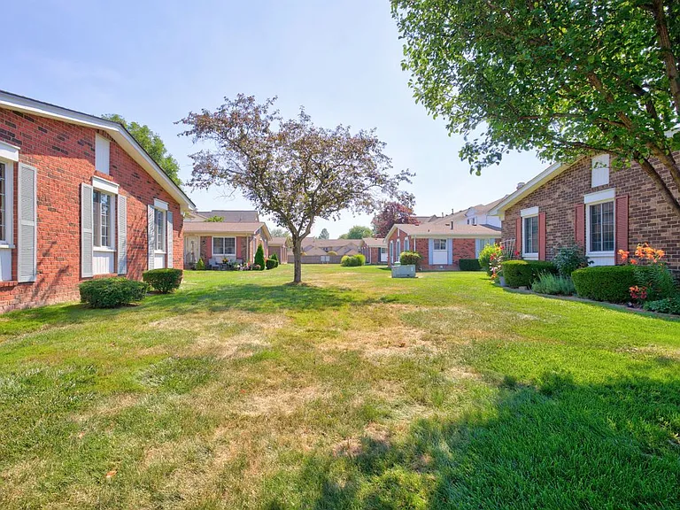 26070 N Lake Dr — Photo 2