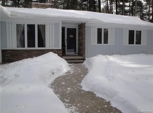 9215 Pine Hill Trl, Fenton, MI 48430