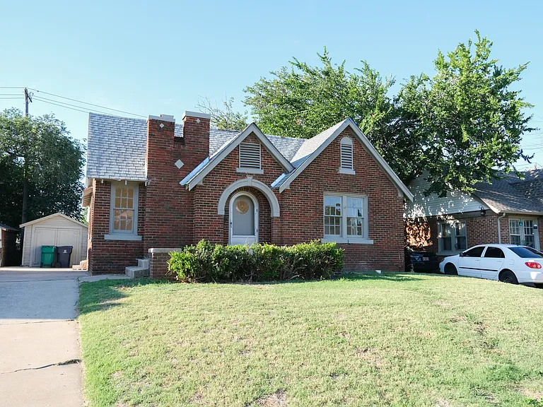2409 NW 22nd St — Photo 3
