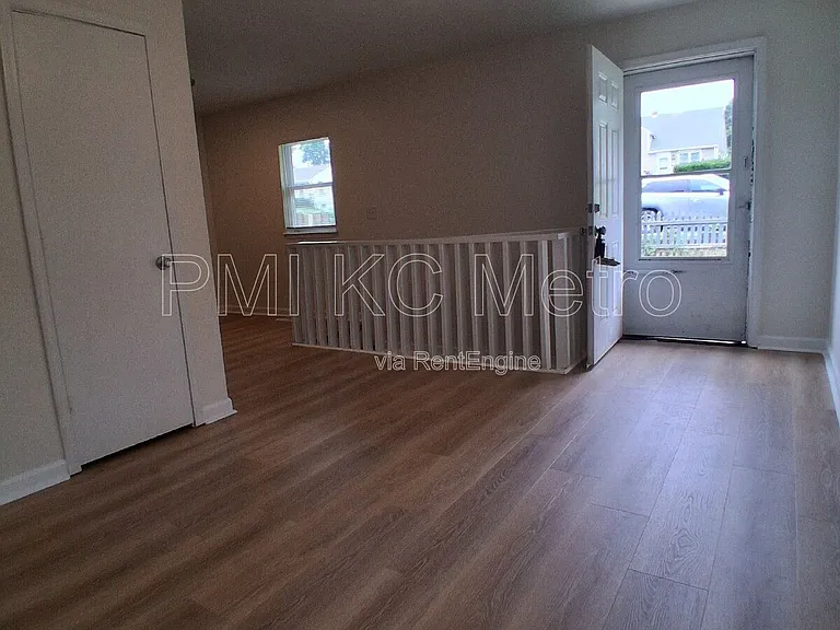5623 NE 51st St — Photo 5