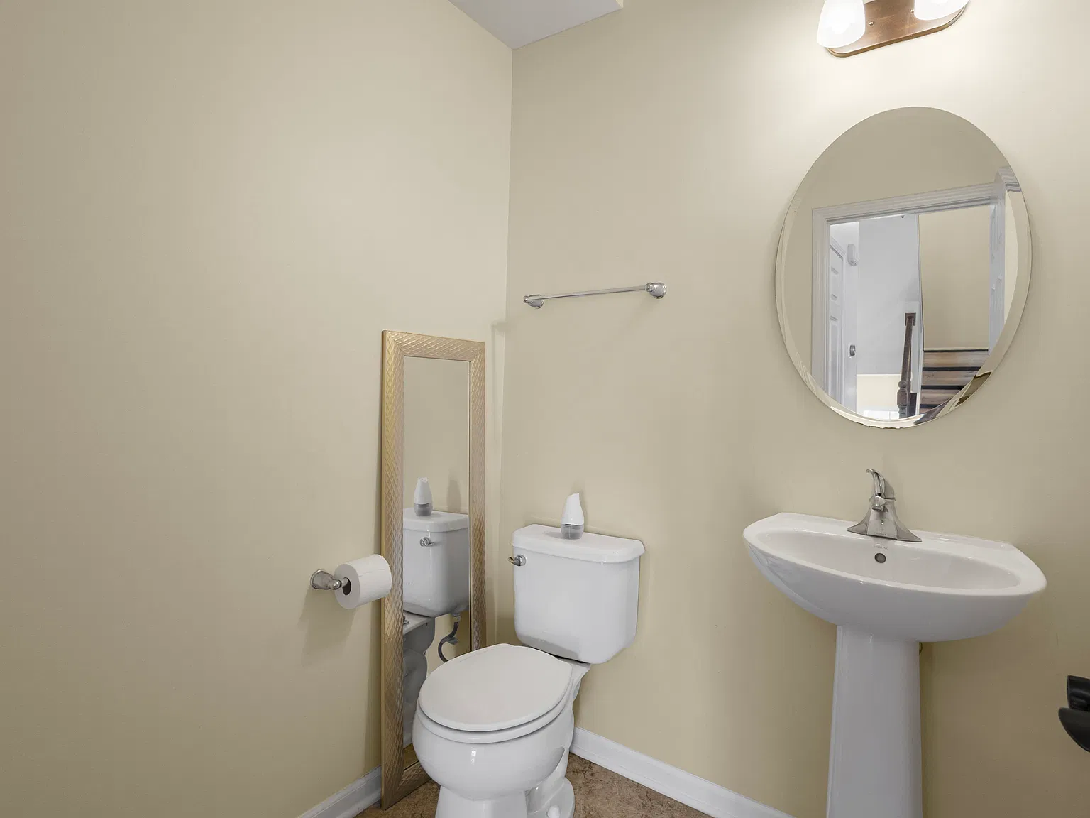 3 bed, 2.5 bath, 1872 sqft, $2,500 — Photo 1