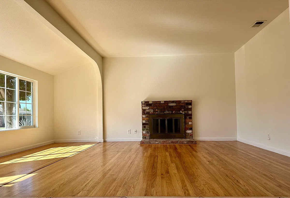 Photo 2 of 21 - 2671 Hawthorne Ave #B - Hayward, CA Spacious light-filled living room - 2671 Hawthorne Ave #B