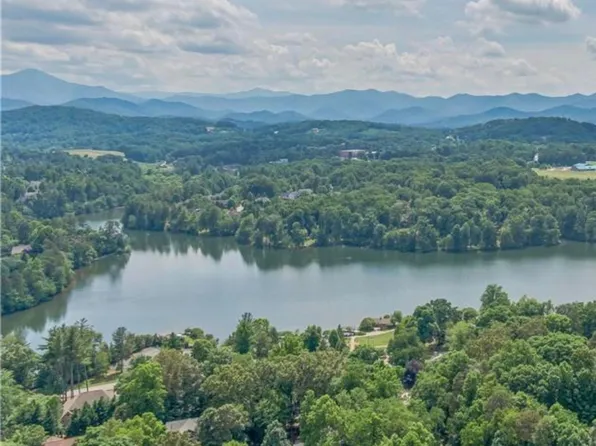 119 Mountain Dr, Biltmore Lake, NC 28715