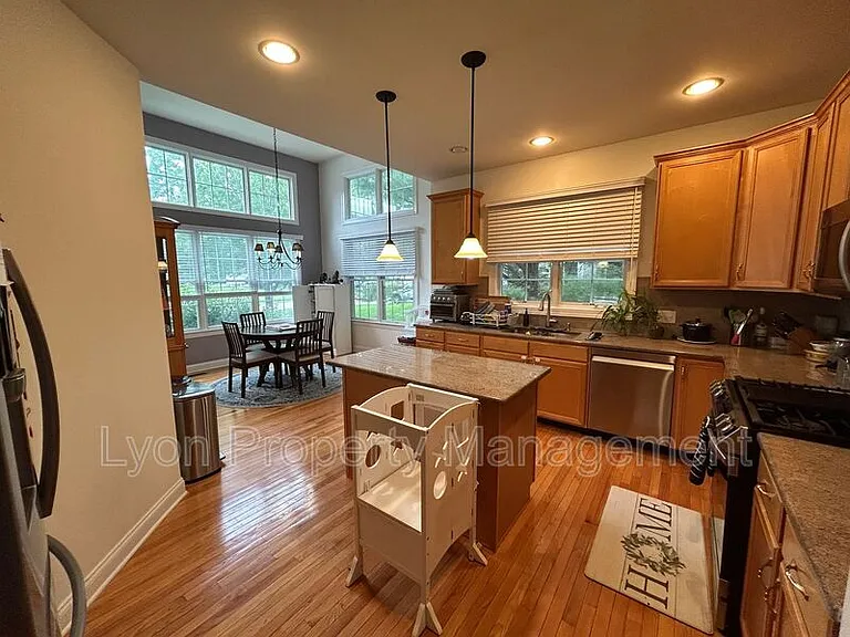 240 Sanctuary Dr — Photo 3