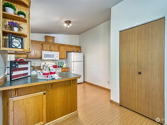 4th image of 1607 195th Street E