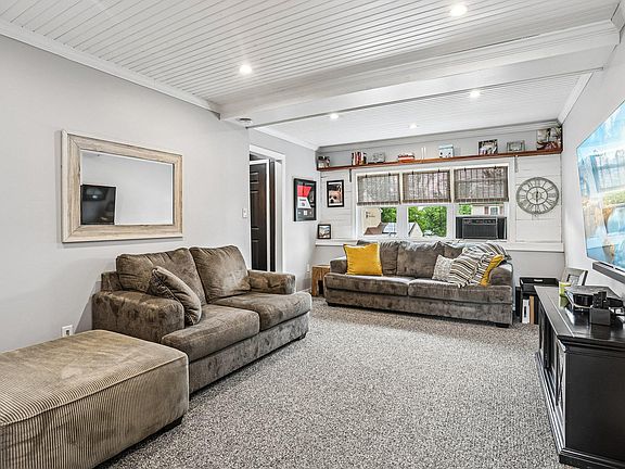 3rd image of 226 Parkridge Dr