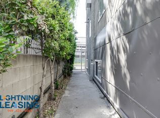 6734 Independence Ave #102D, Canoga Park, CA 91303