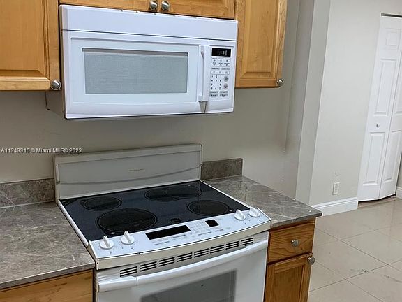 5th image of 712 SW 8th Ave