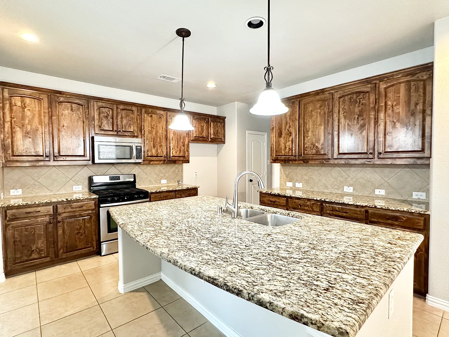 4 bed, 3.5 bath, 3082 sqft, $2,895 — Photo 4