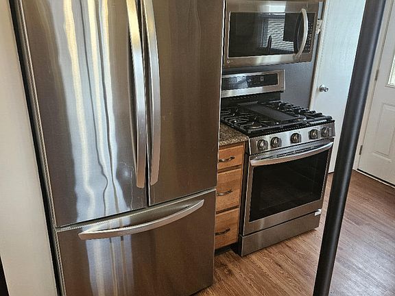 4th image of 1071 Brinks St SE