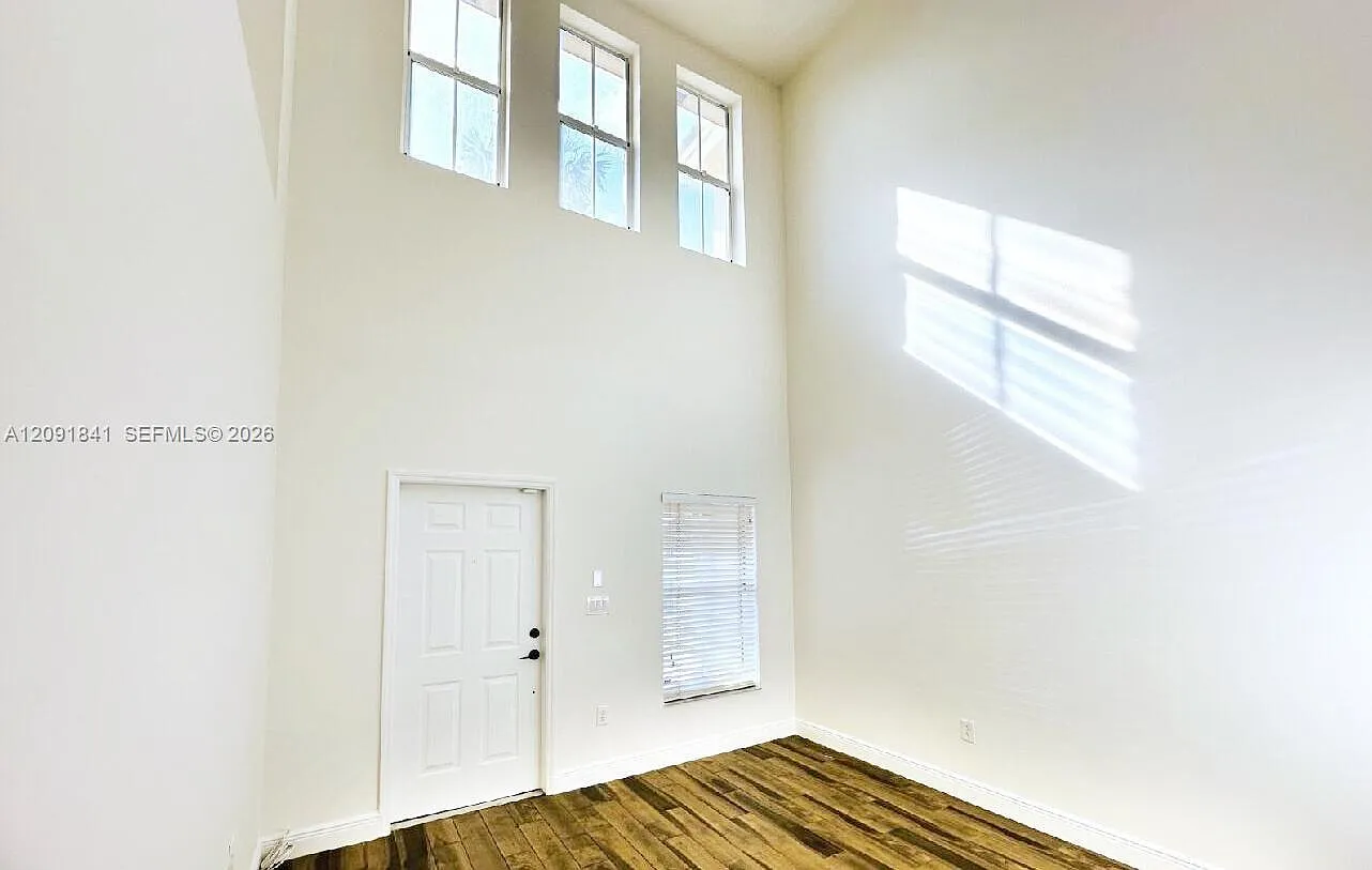 202 Riverwalk Cir — Photo 3