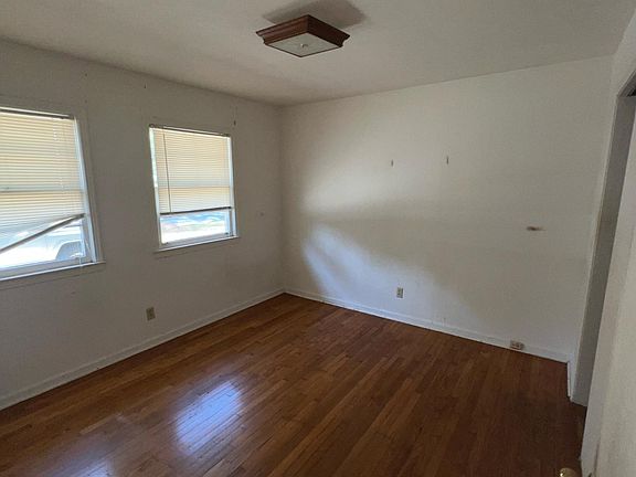 5th image of 1109 N Oak St