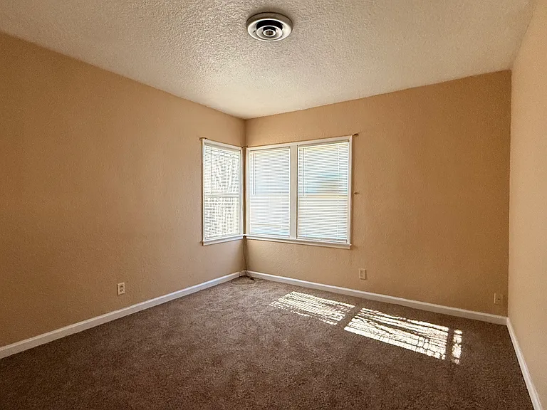 3517 E Lamona Ave — Photo 5