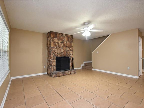 3rd image of 345 Mapleleaf Cir