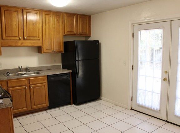 5th image of 2808 McArthur St