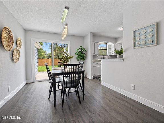 4th image of 2515 BURLINGAME Drive E