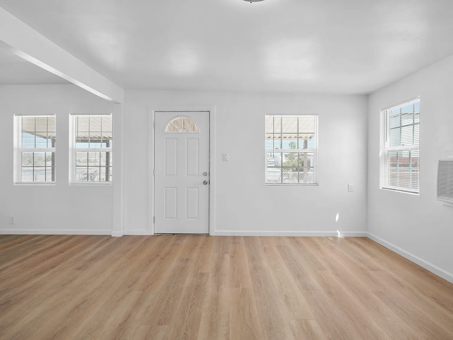 2 bed, 698 sqft, $1,595 — Photo 2