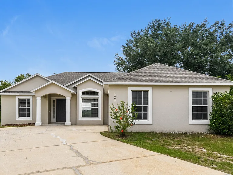 1001 Gary Dr — Photo 1