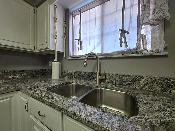 3rd image of 2456 Glenboro Dr