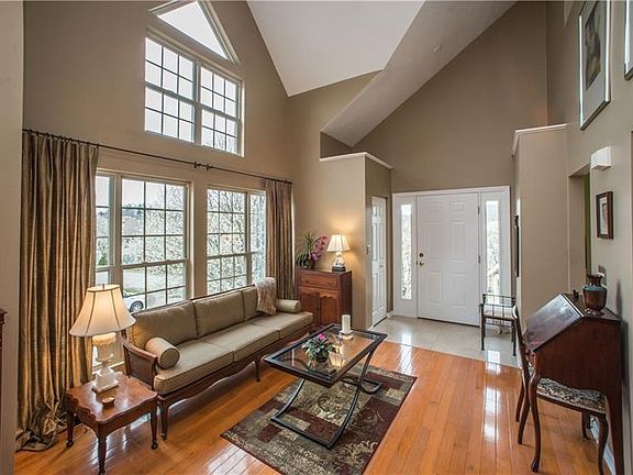 4th image of 301 Berrington Ct