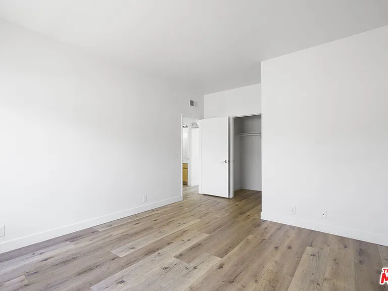 22705 Del Valle St #5 — Photo 12