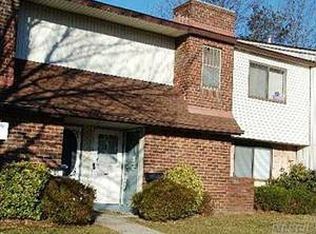 18 Pointe Cir S, Coram, NY 11727