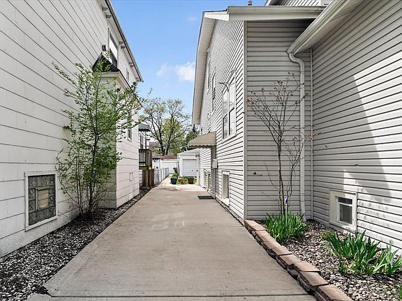 3rd image of 2726 S 60th Ct