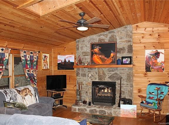 3rd image of 402 Creekside Dr