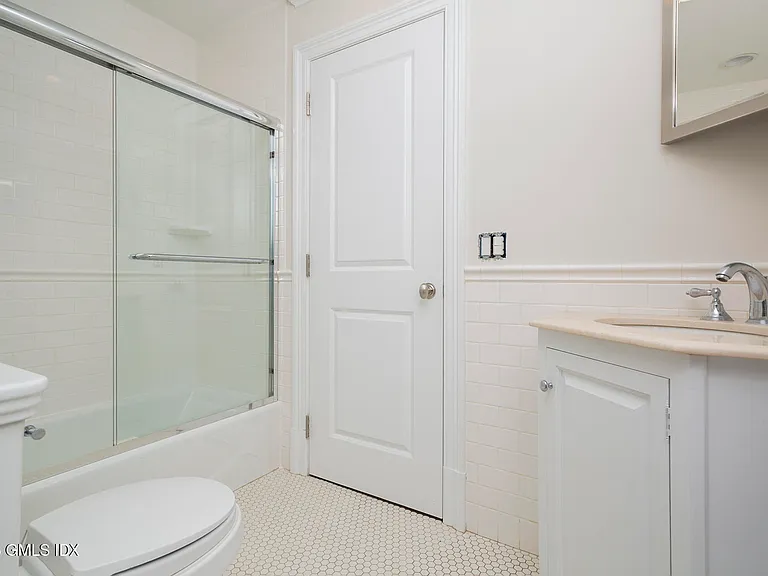 146 E Elm St #B — Photo 10