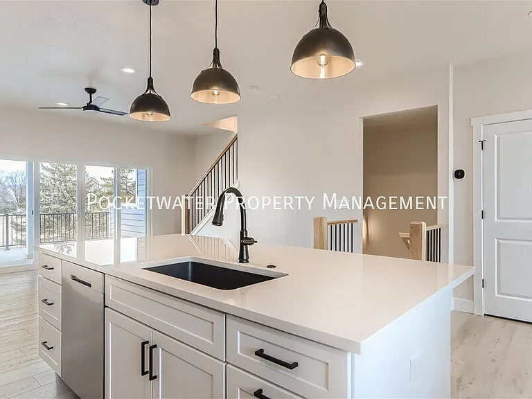 1343 Baker St — Photo 6