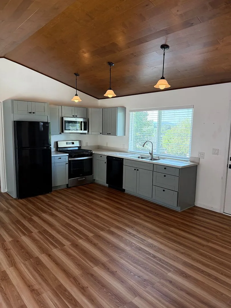 Beautiful 2 bed / 2 bath / 1276 sqft Home in Vista - Available NOW — Photo 4